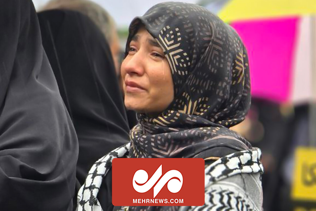 اشک‌های تهرانی‌ها زیر باران الهی در سوگ شهادت سید حسن
نصرالله