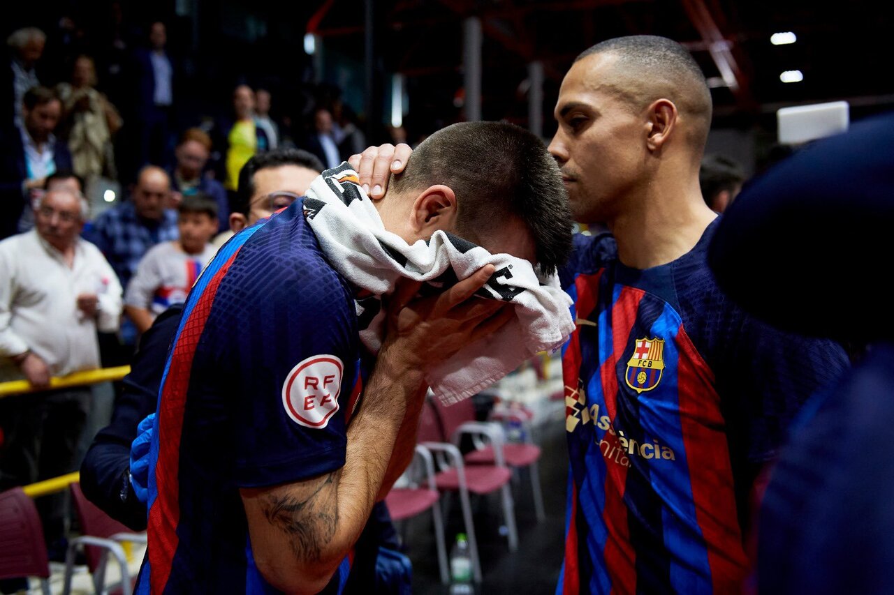 اشک‌های کاپیتان بارسلونا و دلداری دو ملی پوش ایران دراسپانیا