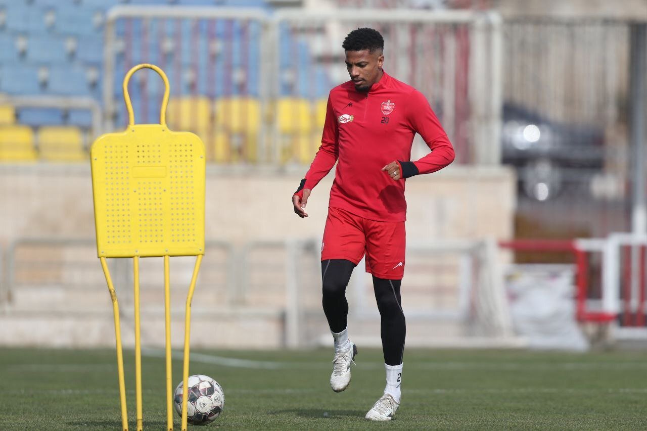 اصرار عجیب بازیکن خارجی پرسپولیس برای سفر به زادگاهش!