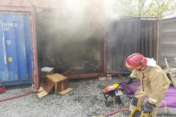اطفاء حریق در محوطه کارگاهی جاده مخصوص