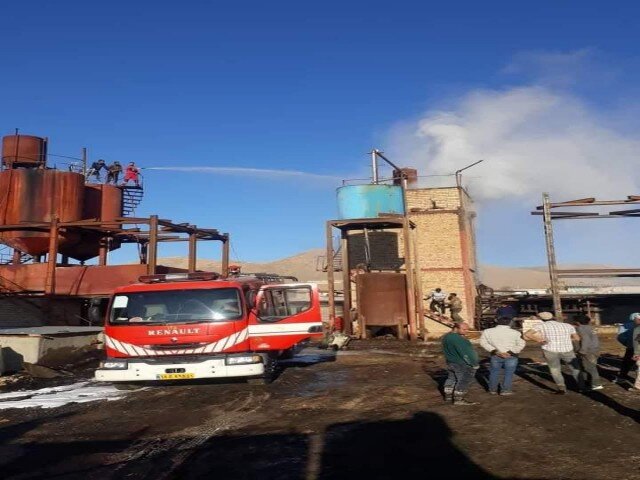 اطفای حریق کارخانه تصفیه روغن شهرک صنعتی آونگان قروه