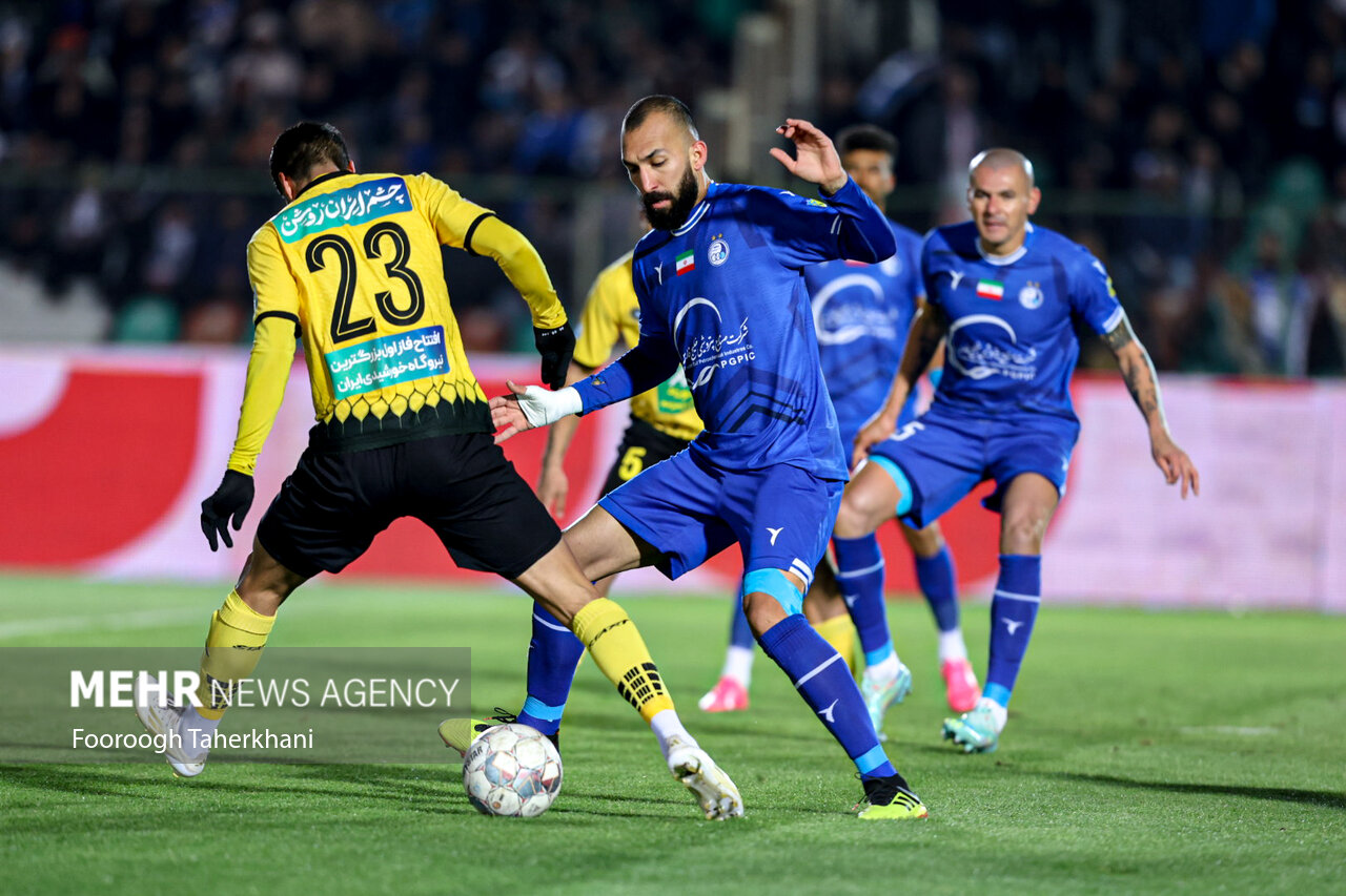 اعتراض از نوع روزبه چشمی: با این شرایط از استقلال میروم