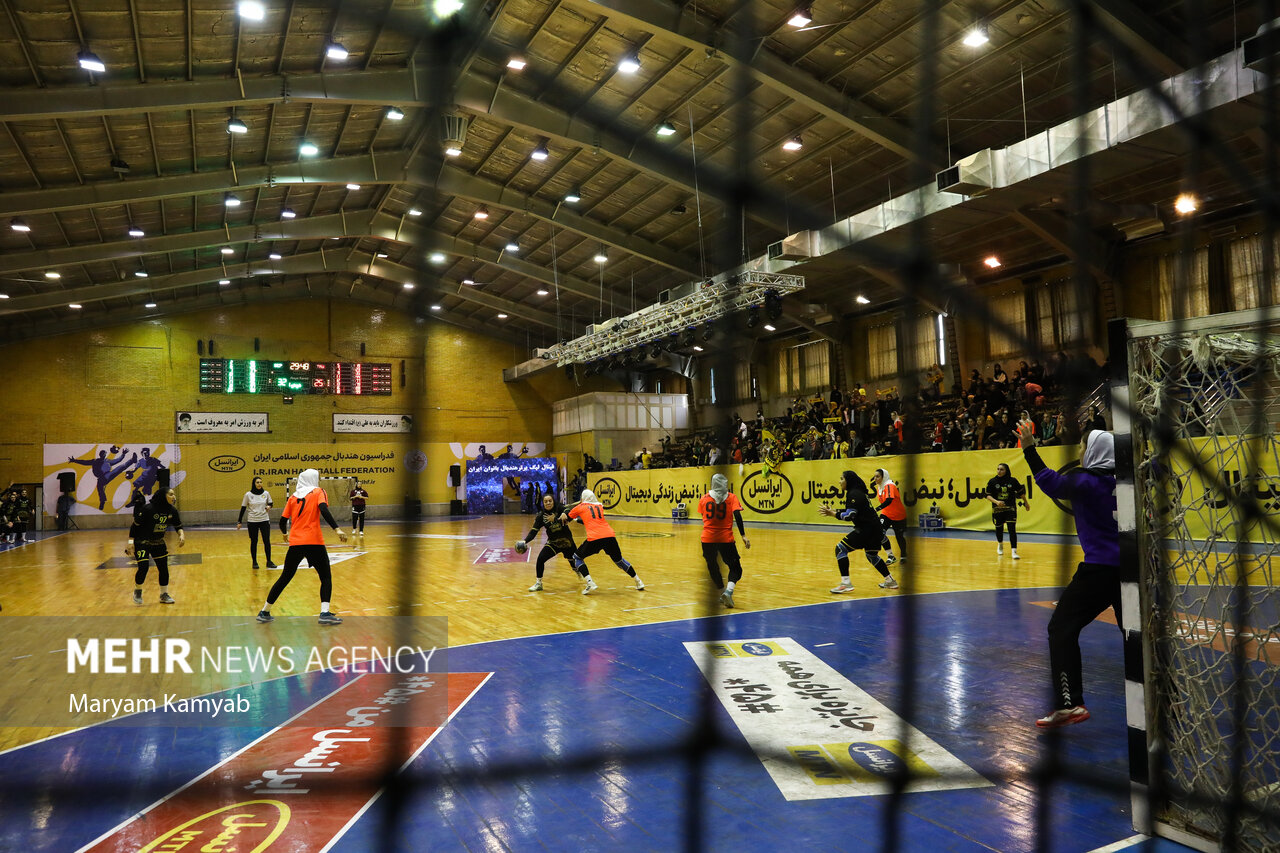 اعزام تیم ملی هندبال درابهام/مشکلات مالی گریبان بانوان رامیگیرد؟