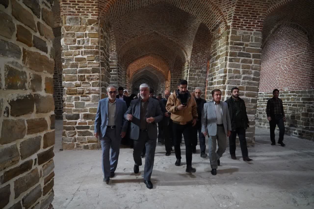 اعضای مجمع مشورتی روسای شوراهای اسلامی از مسجد جامع ارومیه بازدیدکردند