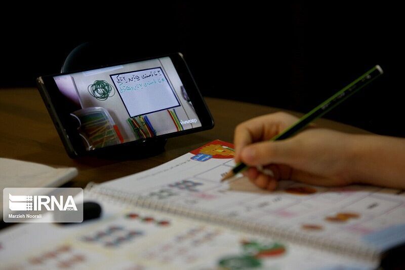 اعطای ۲۱۷۰ تبلت به دانشآموزان نیازمند