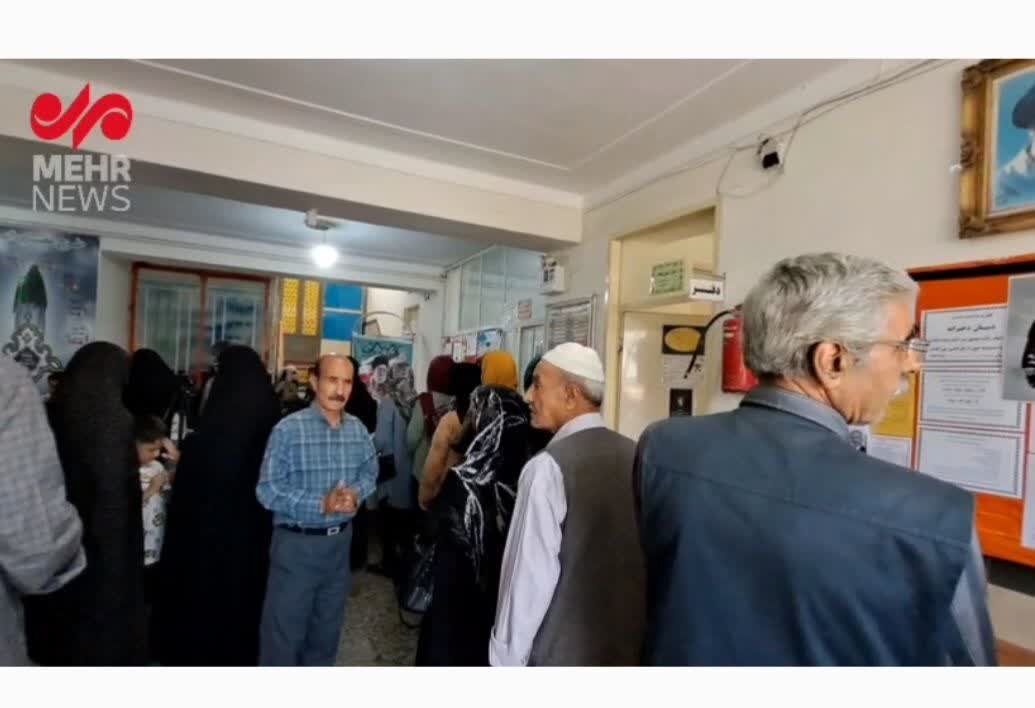 افزایش صف های مردم شهر قروه در شعبات اخذ رای