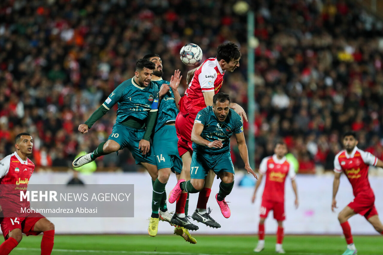 افسوس سپاهان و خوشحالی استقلال/ پرسپولیس خودش را زنده نگه
داشت!