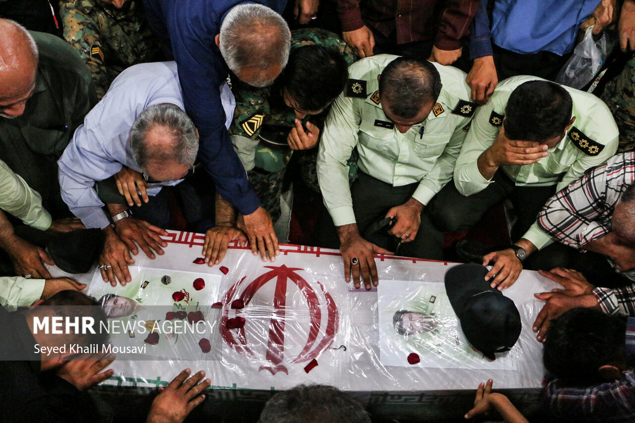 اقامه نماز بر پیکر شهید محمد قنبری