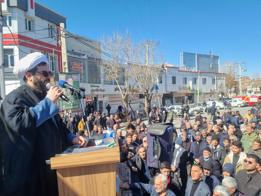 امام جمعه قروه: ملت ایران در مسیر آرمانهای شهدا عقبنشینی نخواهد کرد
