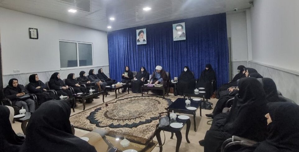 امام‌جمعه قروه: زن در نگاه اسلام رکن خانواده و مظهر جمال الهی است