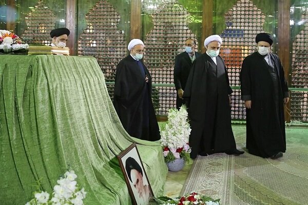 امام(ره) دنبال تامین دین و دنیا با احکام نورانی اسلام بودند