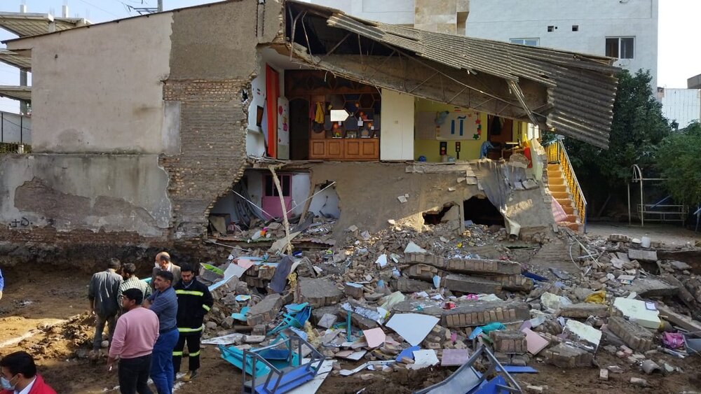 امدادرسانی به حادثه دیدگان ریزش پیش دبستانی در علی آبادکتول