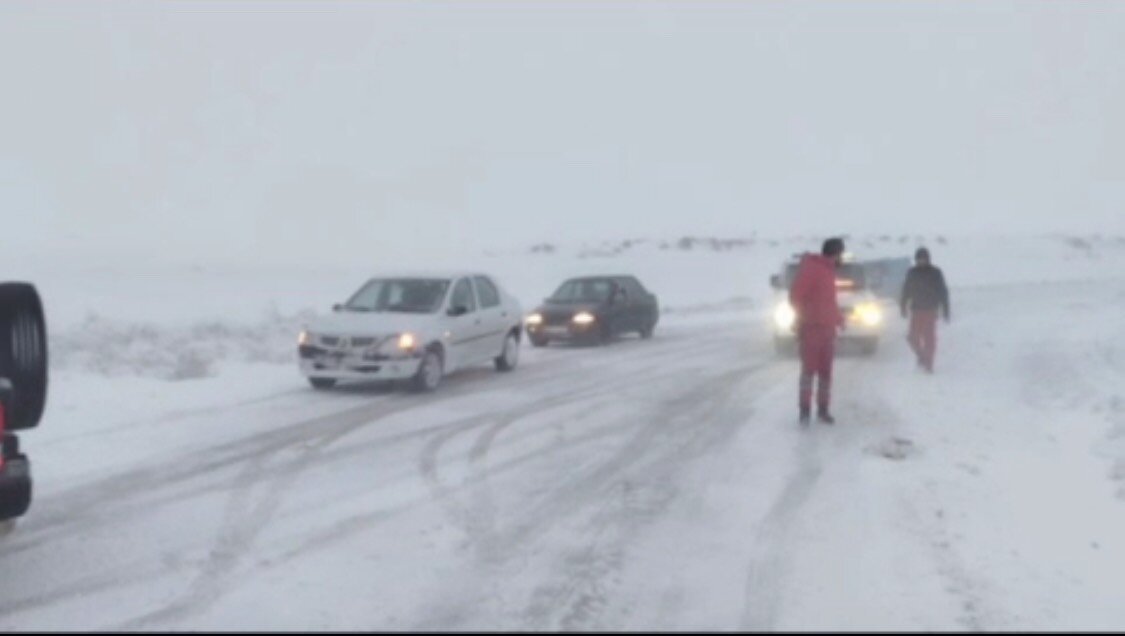 امدادرسانی به ۱۱۴ مسافر گرفتار در برف و کولاک محور تکاب–شاهین‌دژ