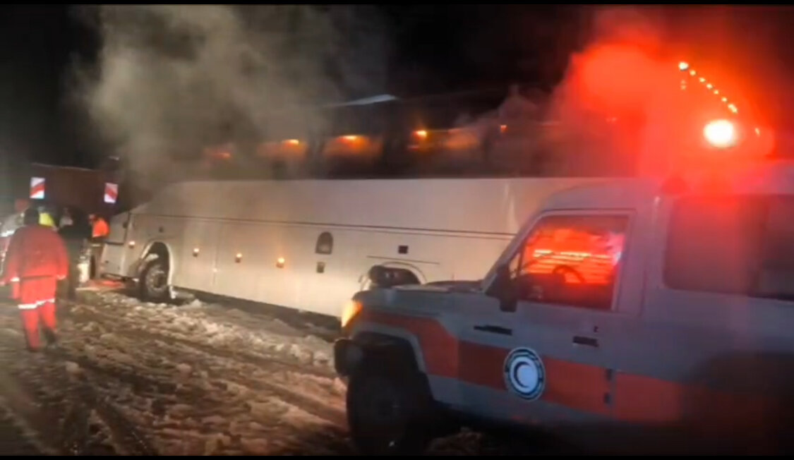 امدادرسانی به ۲۳ خودروی گرفتار در برف در محورهای مواصلاتی تکاب