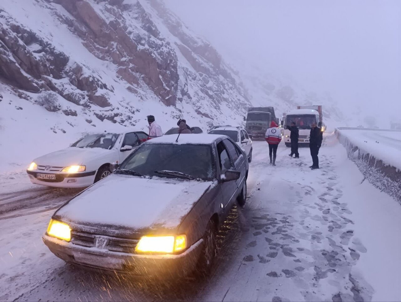 امدادرسانی نیروهای عملیاتی هلال احمر کردستان به ۹۶۷ در راه مانده