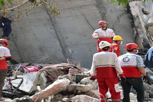 امدادرسانی نیروهای هلال احمر در مناطق مورد حمله رژیم صهیونیستی + فیلم