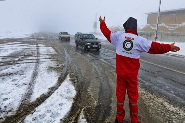 امدادرسانی هلال احمریها در پی وقوع برف و کولاک در ۶ استان