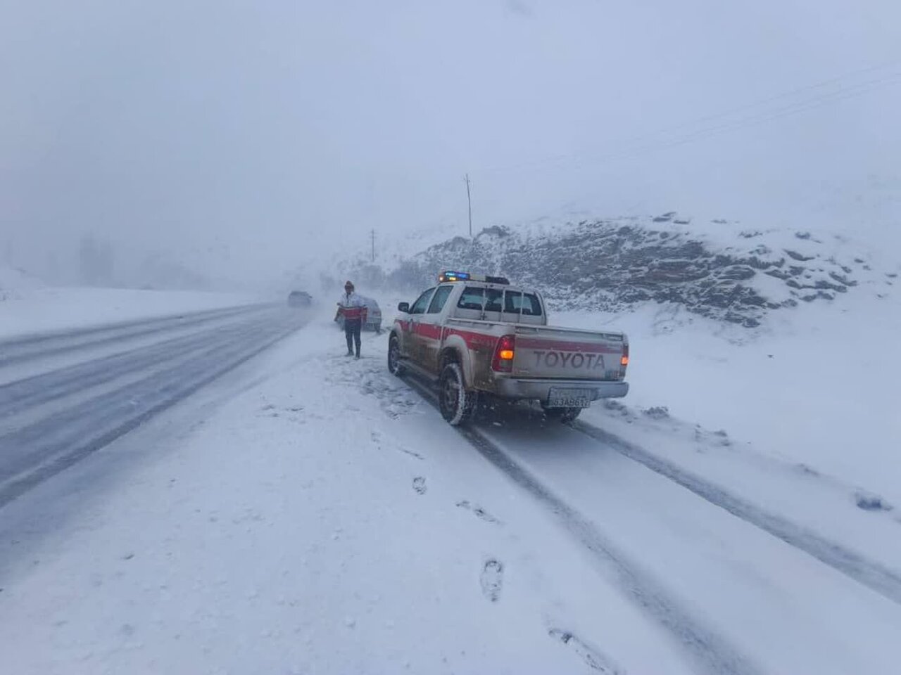 امدادرسانی هلال‌احمر کردستان به ۱۰۰حادثه دیده برف و یخبندان در جاده‌ها