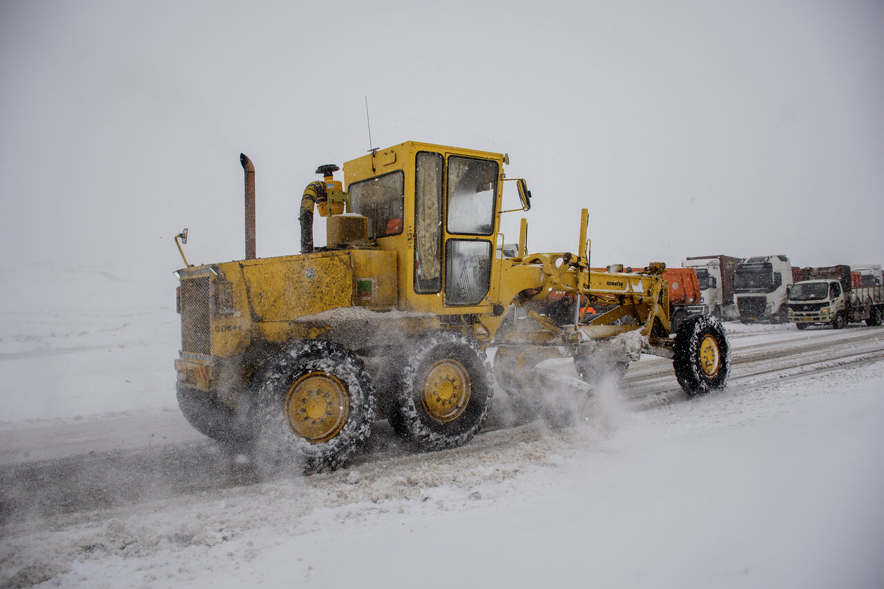 امدادگران هلال احمر ۸دستگاه خودرو رادرچالدران از کولاک نجات
دادند
