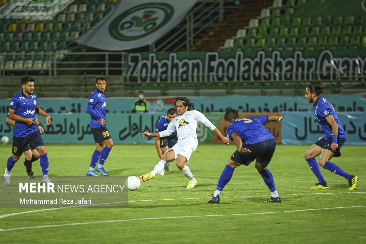 امیدوارم پایم به گلزنی باز شود/ خط دفاع استقلال هماهنگ است