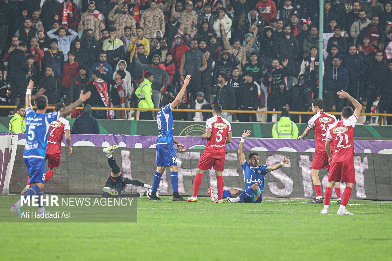 انتقاد از عملکرد استقلال و پرسپولیس/ دو تیم سرگرم حاشیه
بودند!