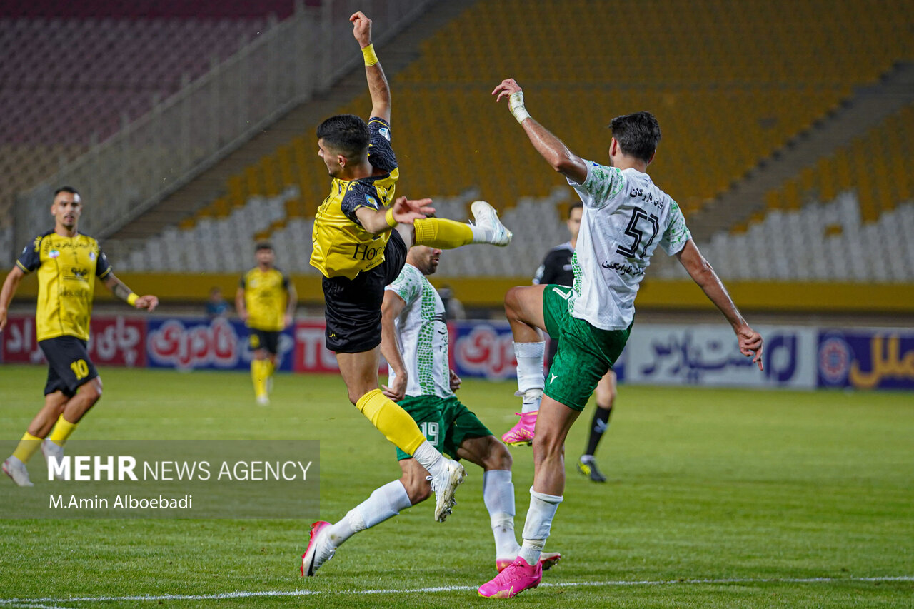 انتقاد از کیفیت پایین لیگ برتر فوتبال/ ناچاریم از قلعهنویی حمایت کنیم