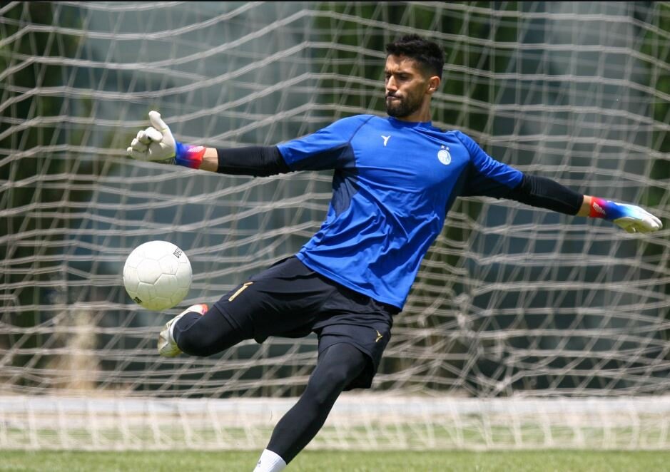 انتقاد کاپیتان استقلال از سقف قرارداد/تماشاگران سنگ تمام گذاشتند