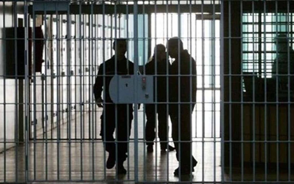 انتقال یک ایرانی به کشور پس از ۱۸ سال حبس در چین