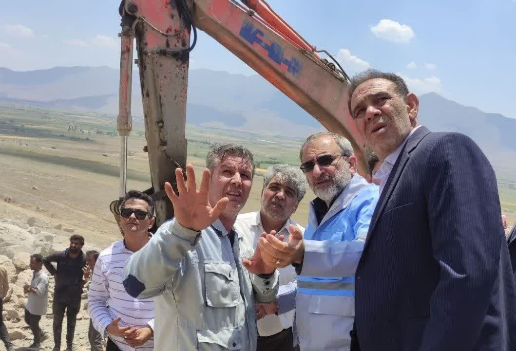 انجام عملیات امداد درمحل ریزش معدنِ محدوده شازند/۴ نفر محبوس شدند