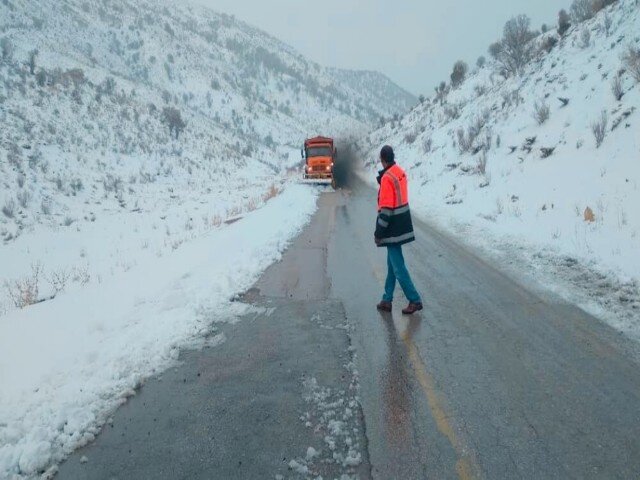 انسداد گردنه تهته سروآباد به دلیل بارش برف؛ وقوع ۱۲ حادثه رانندگی