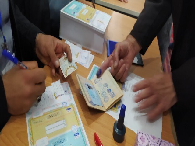 انگشت سنندجی‌ها به رنگ انتخاب مزین شد
