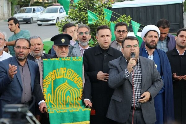 اهتزاز پرچم امام رضا (ع) به مناسبت آغاز دهه کرامت در ارومیه