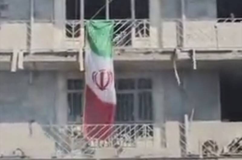 اهتزاز پرچم ایران در محل اصابت موشک‌ها در سنندج