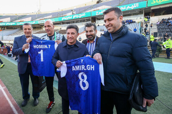 اهدا پیراهن استقلال به امیر قلعهنویی با یک عدد خاص!