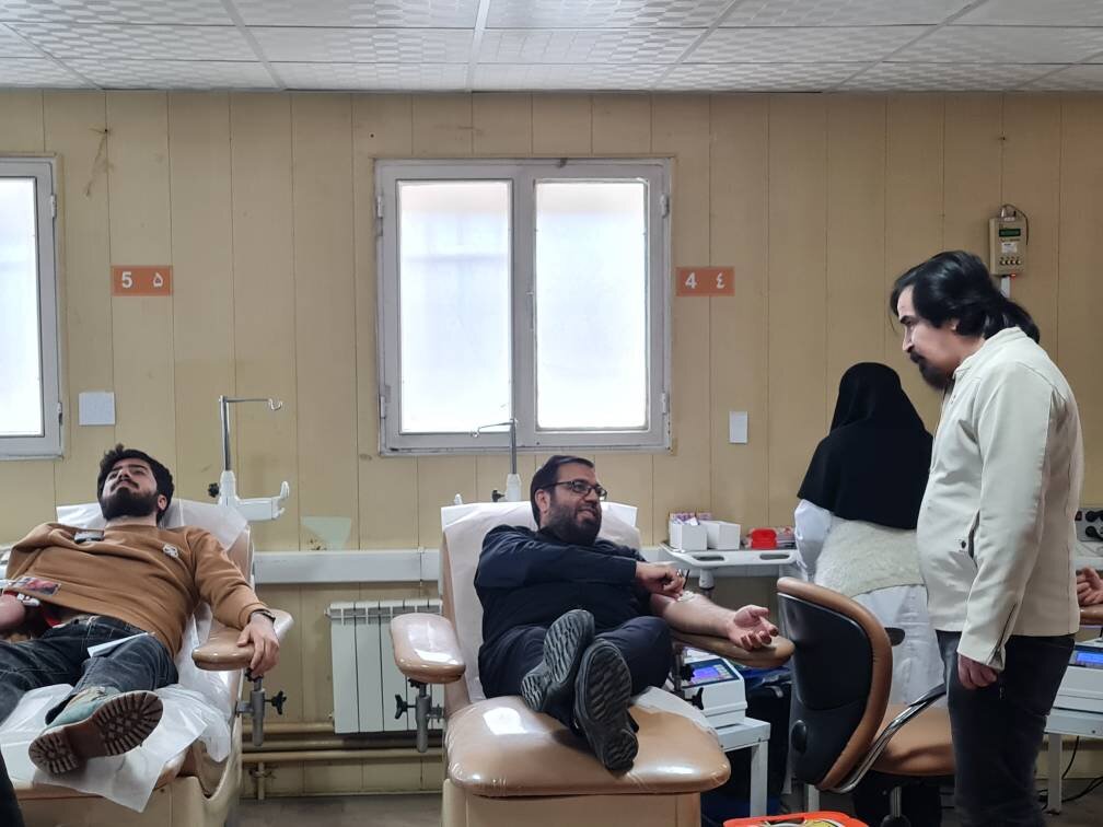 اهدای خون هنرمندان تئاتر کردستان در پویش «بونیشتمان»