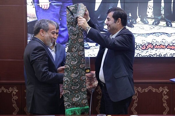 اهدای شال پهلوانی به وزیر امور خارجه