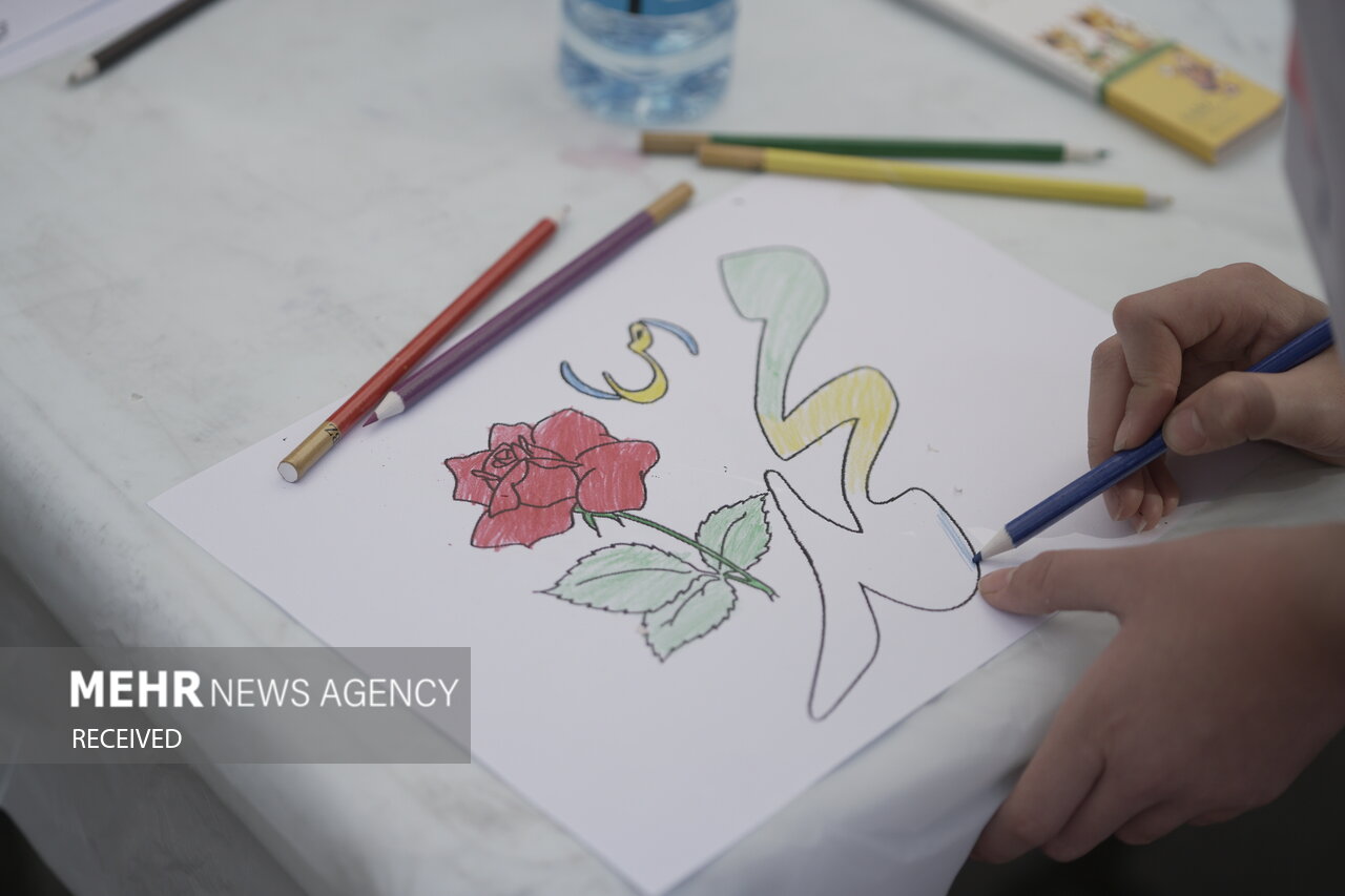 اهدای کتاب به مراجعه کنندگان غرفه کانون پرورش فکری کودکان
کردستان