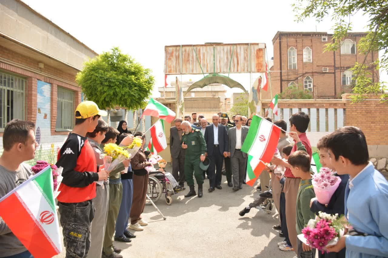 اهدای ۱۴۶ بسته معیشتی به مدرسه استثنایی پارسا درسنندج