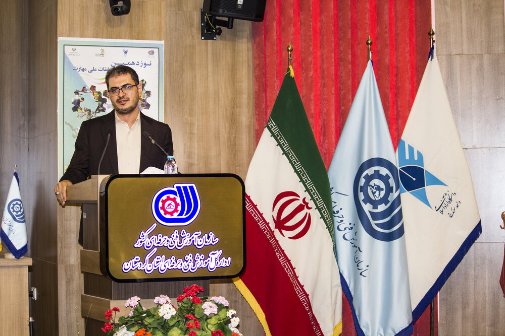 اولویت دولت ایجاد اشتغال و کاهش نرخ بیکاری در کردستان است