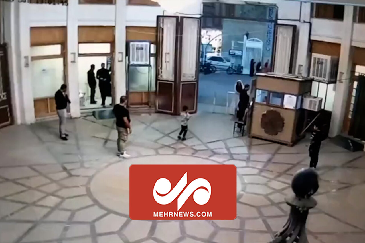 اولین فیلم از دوربین‌های مداربسته حرم شاهچراغ و لحظه ورودتروریست