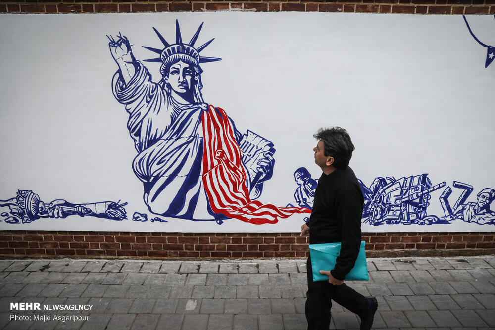 اکران ۸۰۰ سازه در تهران با موضوع «چرا مرگ بر آمریکا»؟