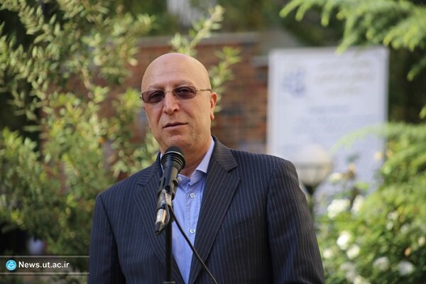 ایران از مشق نویسی به سرمشق نویسی رسیده‌است