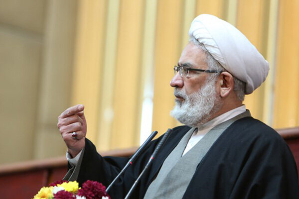 اینکه بلیت بفروشند و مانع از حضور بانوان شوند قابل قبول نیست