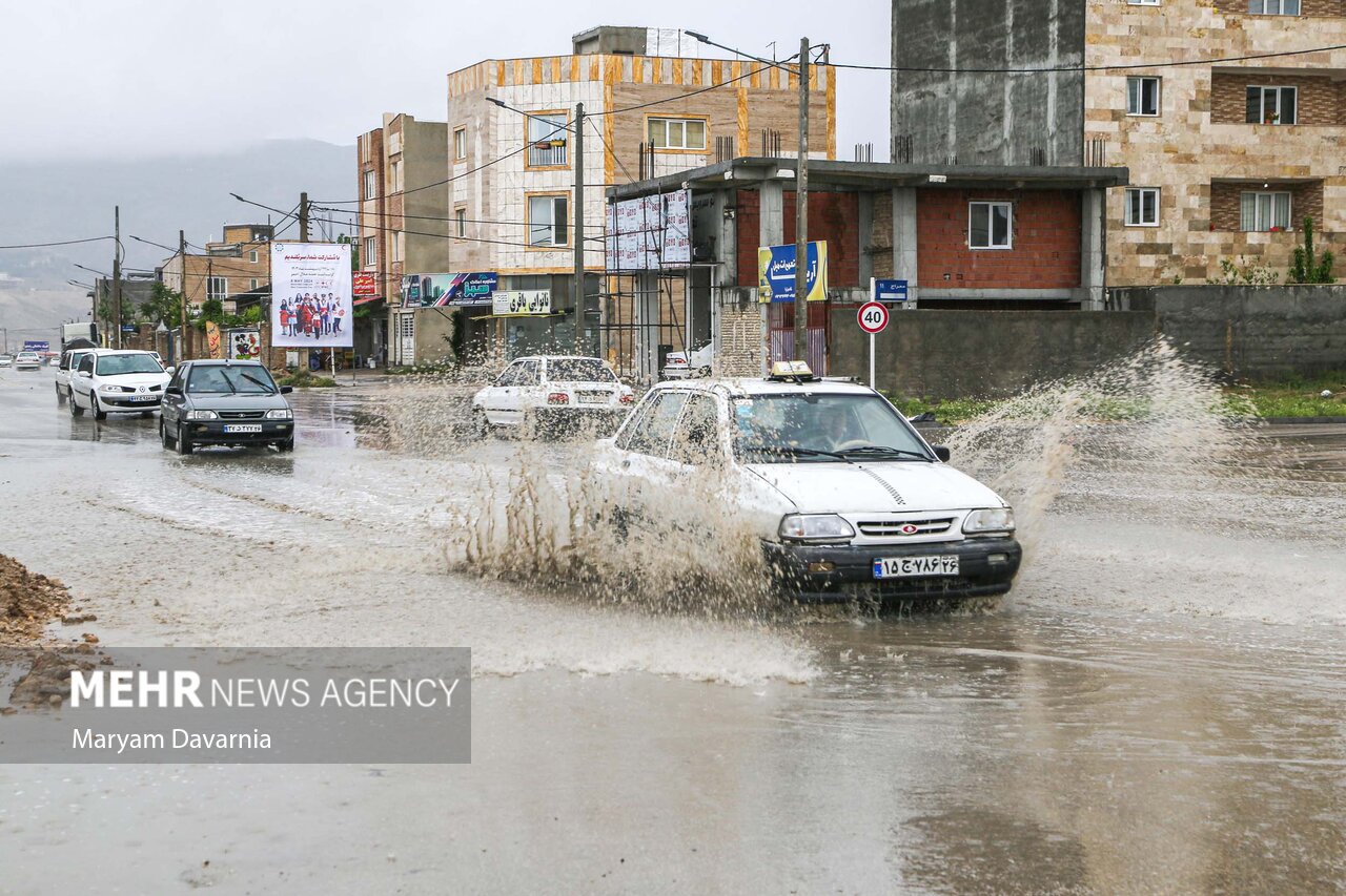 بارش باران در جاده‌های ۱۳ استان کشور