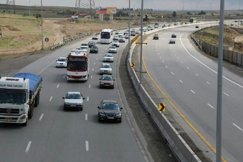 بارش باران در جادههای ۱۷ استان؛ ترافیک در برخی از محورهای مواصلاتی