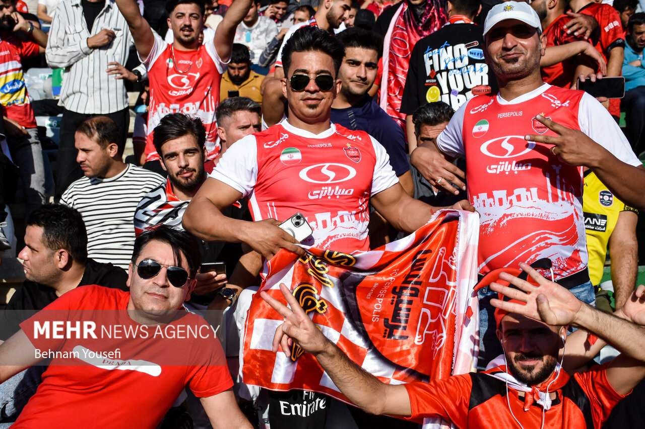 بارش باران هواداران را غافلگیر کرد/ بازار بلیت سیاه در
ورزشگاه