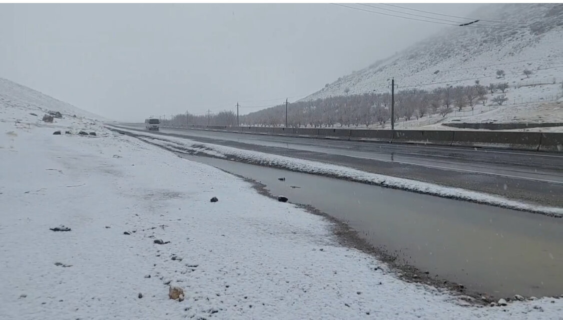 بارش برف در آذربایجان غربی ادامه دارد؛ مه آلودگی محورهای ارتباطی