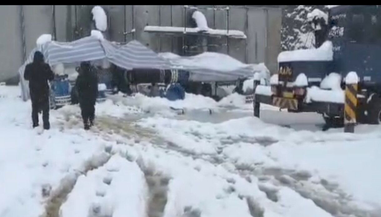 بارش برف در بانه و تداوم فعالیت جهادگران آبرسانی