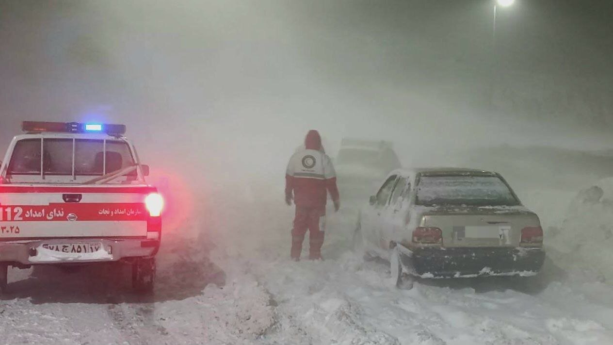 بارش «برف» محورهای توسکستان، خوش ییلاق و اولنگ در شاهرود را مسدود کرد