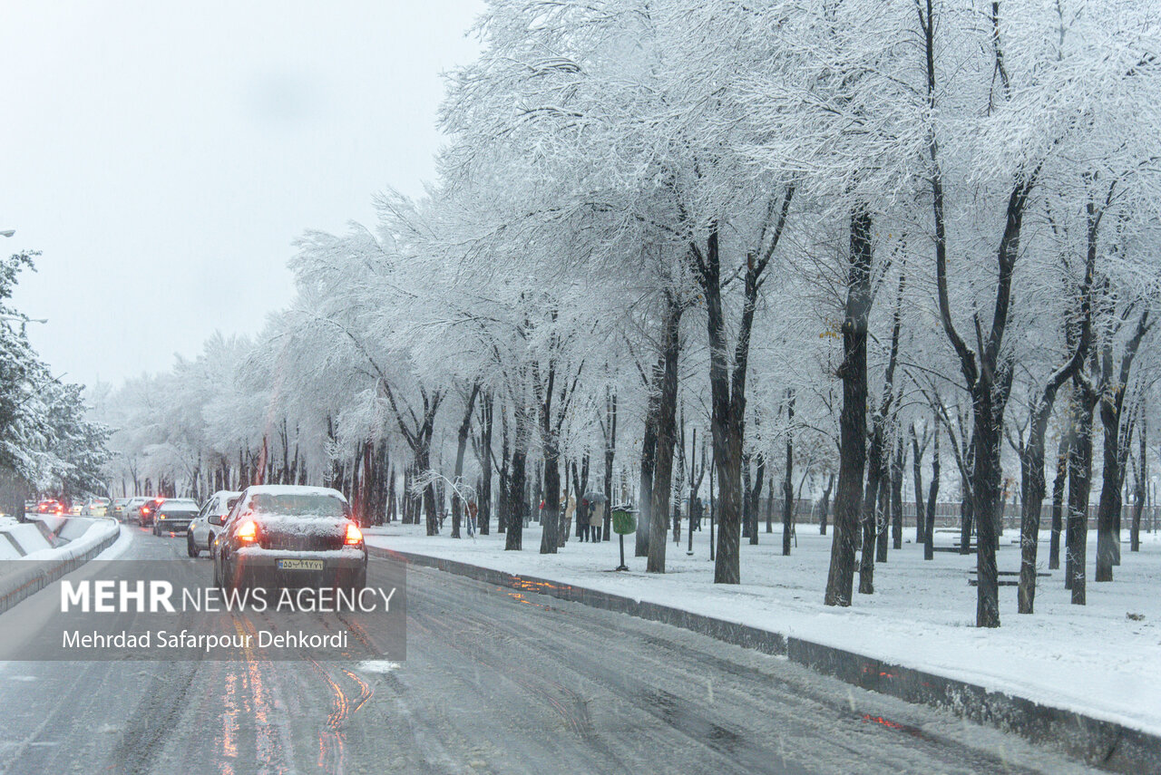 بارش برف و باران در ۲۰ استان کشور؛ ترافیک در ورودی‌های تهران